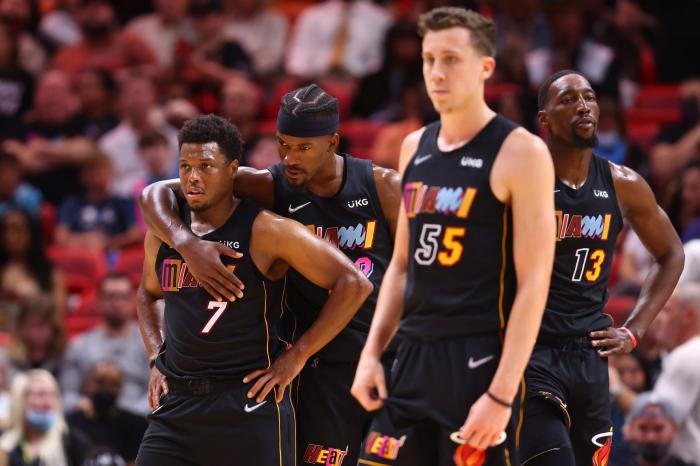 NBA季后赛最新形势！已有12队晋级湖人出局，篮网或首轮大战雄鹿