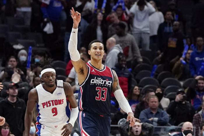 NBA罚单！库兹马朝球迷竖中指被罚1.5万，灰熊悍将被罚2.5万