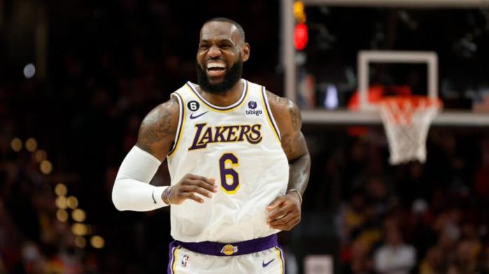 NBA更改赛程：湖人鹈鹕比赛提前2小时 一场比赛因恶劣天气被延期