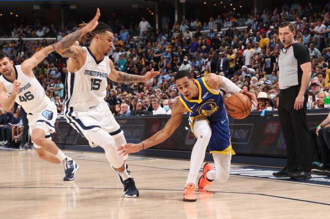 NBA季后赛历史首现！三大新星同砍30+分，水花一攻两防拯救勇士