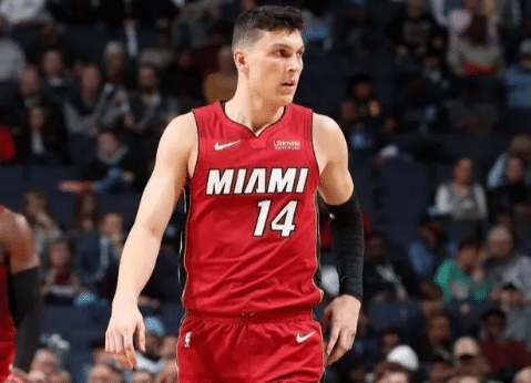 太狂了！22岁NBA新星索要上亿美元合同，如今又背叛家庭