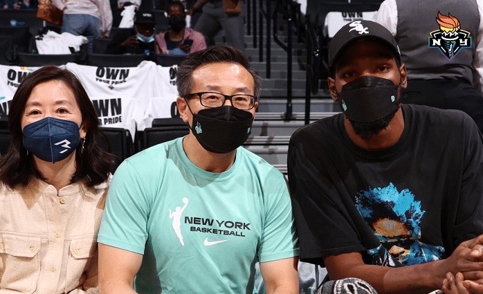 自动辟谣！杜兰特与老板蔡崇信观战女篮，此前被传在纽约遇车祸