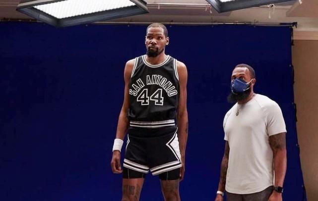NBA球星75周年模仿秀！杜兰特披上马刺44号球衣，米切尔变闪电侠