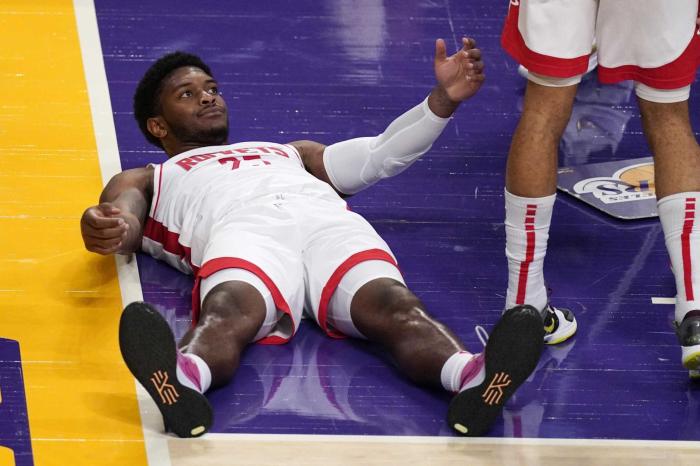 湖人签约火箭旧将！25岁落选秀勇敢追梦，重返NBA成周琦榜样