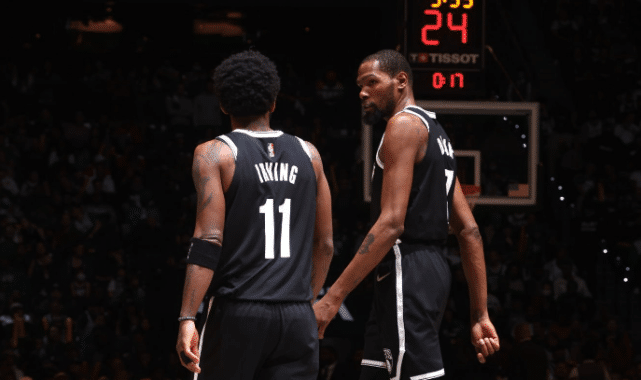曝杜兰特沮丧砸球一幕！球迷倒戈高喊塔图姆MVP 篮网媒体求横扫