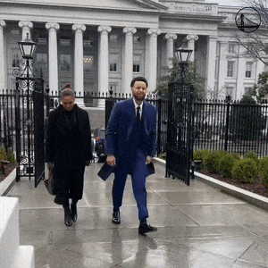 揭秘勇士造访白宫：全员合影总统单膝跪地 库里获特殊待遇希望再夺冠