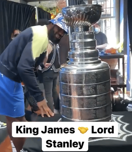 NHL盛赞！詹姆斯赛前摸斯坦利杯后感慨，球迷吐槽：触发奖杯魔咒