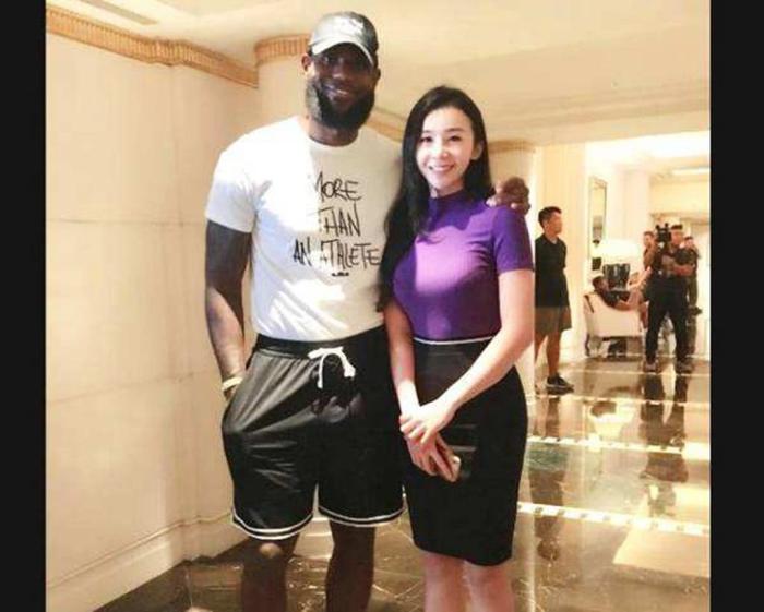 高中队友重聚，詹姆斯是如何回报曾帮助自己的队友？不愧是老詹