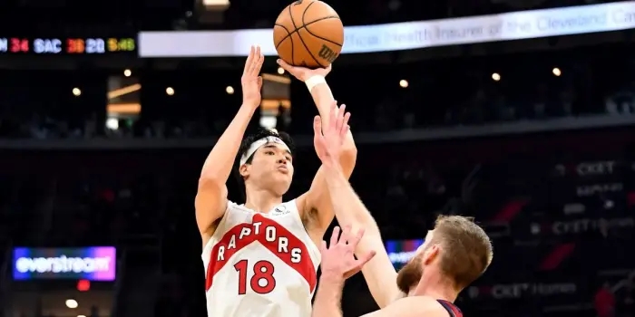 现役黄种人最强？渡边雄太单场轰26分13板，周琦NBA生涯才24分22板！