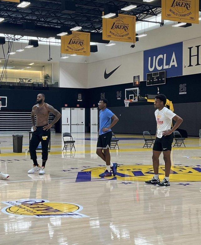 两次父子同台？詹皇带儿子在湖人球馆训练 魔术师：NBA该退役6号
