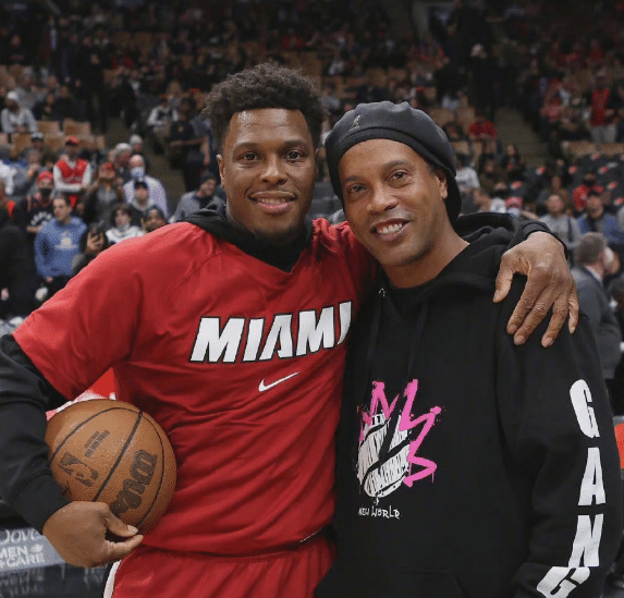 让洛瑞巴特勒主动上前拥抱的男子是谁？NBA球星都成小粉丝