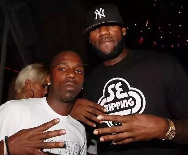 球场喝酒，侵犯女球迷空间，詹姆斯将面临NBA处罚？老詹现身回应