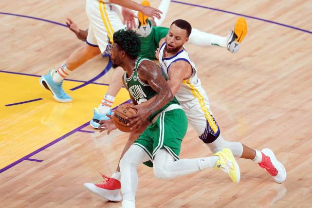 库里总决赛防守数据出炉！NBA官方点赞表现 科尔：他被明显低估了