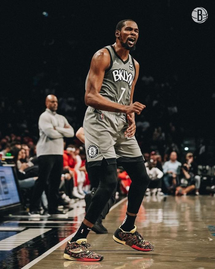 NBA官宣罚单！杜兰特故意扔球被罚2.5万美元，不当行为险被罚下