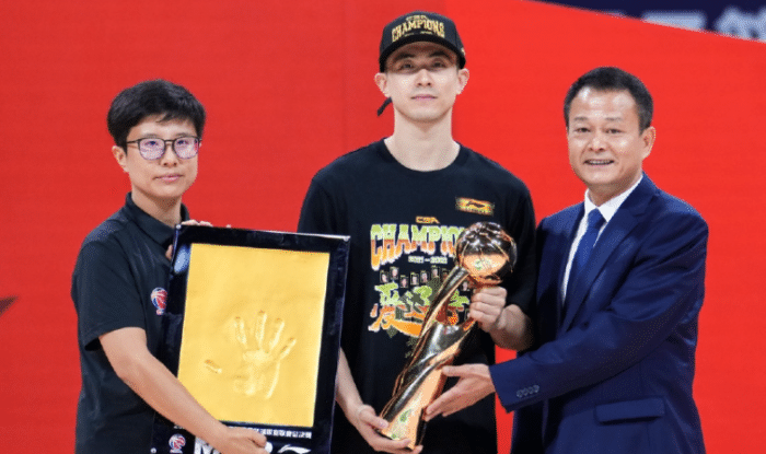 赵继伟敞开心扉！称去年丢冠无法释怀，斩获FMVP，感谢杜锋周鹏