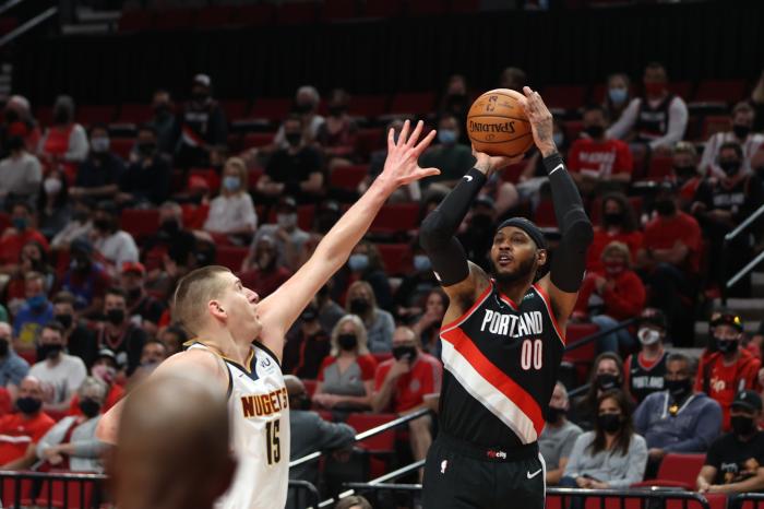 2-2！利拉德10中1仍打爆掘金，在场赢33分太狠+约基奇-32太低迷