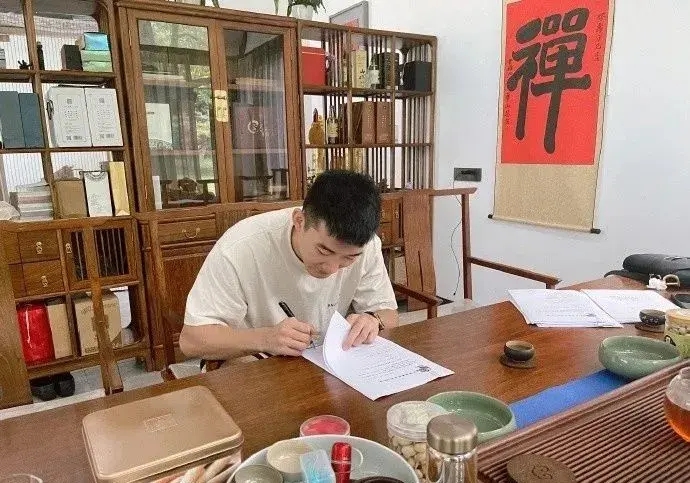 别老想着NBA！多队哄抢！2米25中国球员真炸！他也要成亚洲外援