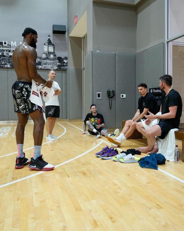 詹皇合练乐福引热议！球迷感慨老詹瘦了 调侃浓眉在家里打游戏