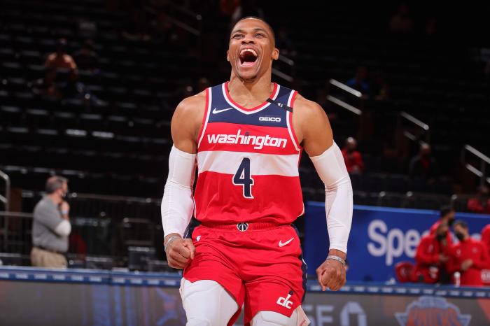 182次历史第一！韦少超越大O狂刷神迹，正式加冕NBA历史三双王